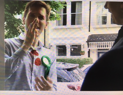 Ben Fletcher står i døren til vælger og taler tegnsprog