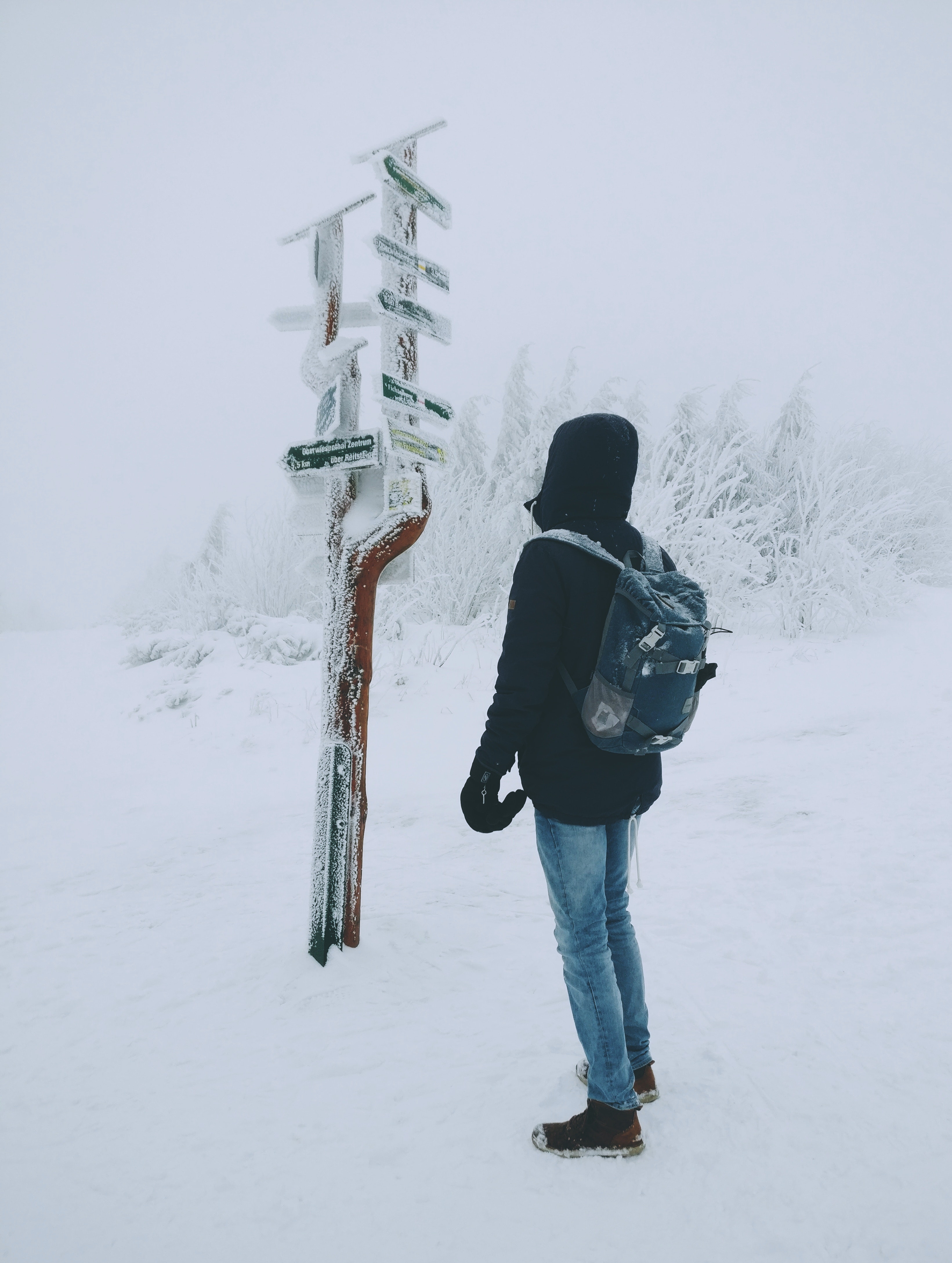 Menneske går tur i sne